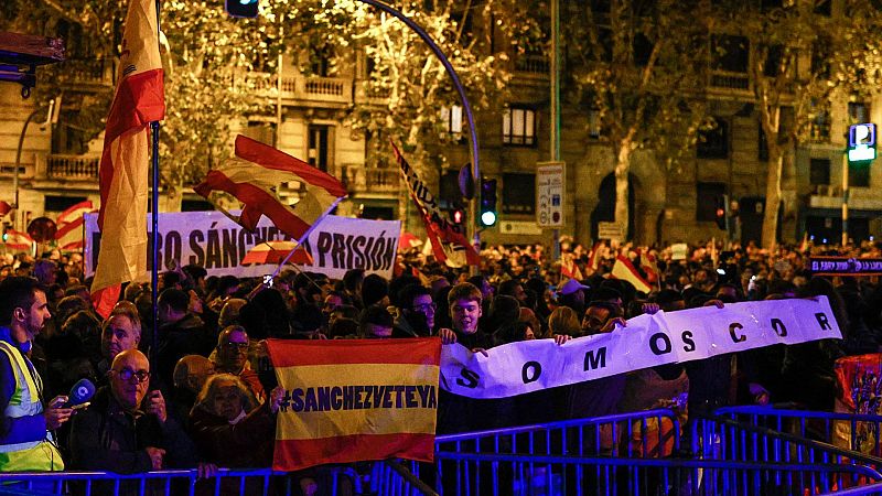 Unas 1.500 personas participan sin incidentes en la concentración contra la amnistía ante la sede del PSOE