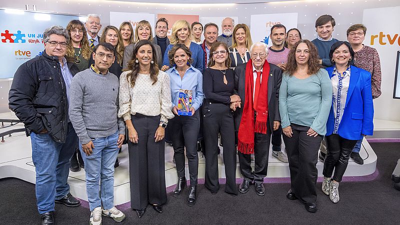 La Fundación del Atlético de Madrid entregan juguetes en los hospitales  madrileños