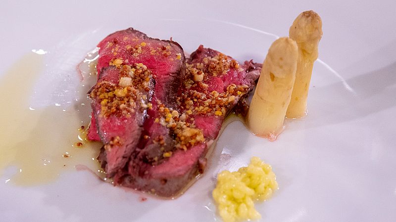Receta de roast beef de ternera con esprragos confitados de Daniel Illescas en MasterChef Celebrity 8