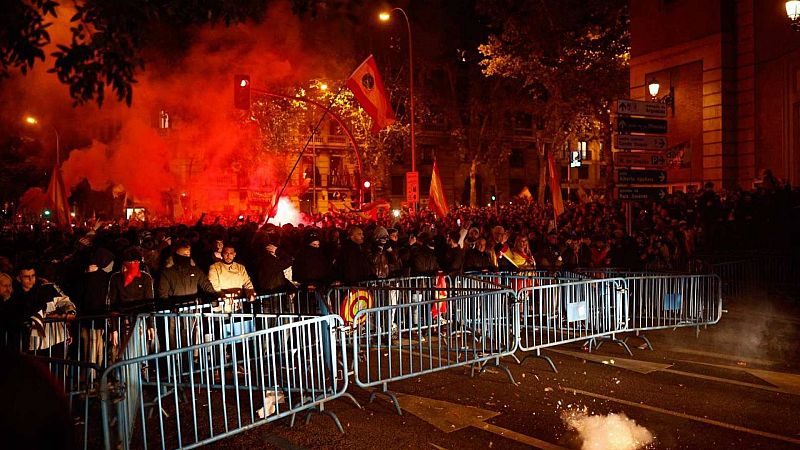 Tensión y cargas policiales en la manifestación más multitudinaria en el séptimo día de protestas por la amnistía