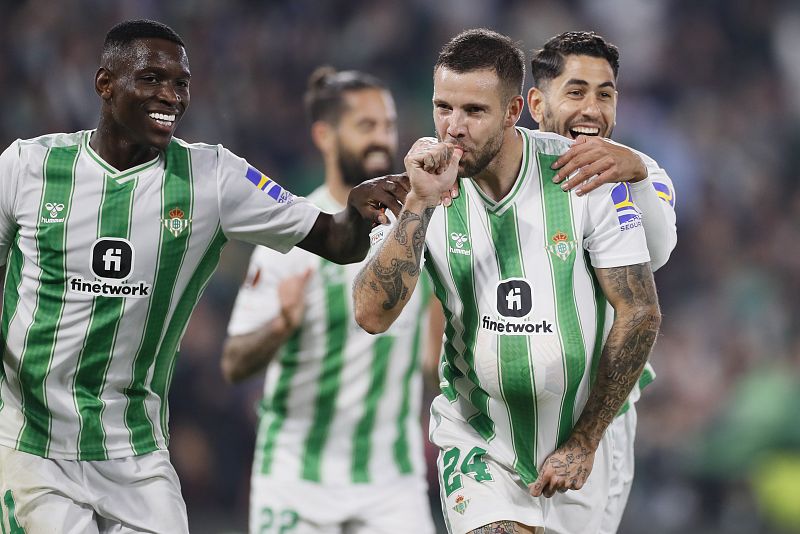 El Betis golea al Aris Limassol y mantiene el liderato