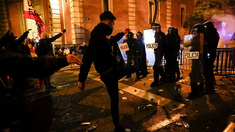 La Policía carga contra los radicales en la sede del PSOE en Madrid en una nueva protesta con 13 detenidos