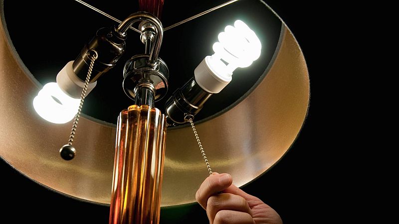 El precio de la luz sigue en ascenso y alcanzará este lunes los 52,14 euros/MWh