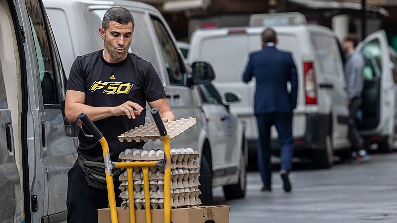 Trabajo convocará "de inmediato" a los sindicatos y la patronal para subir el salario mínimo tras la investidura