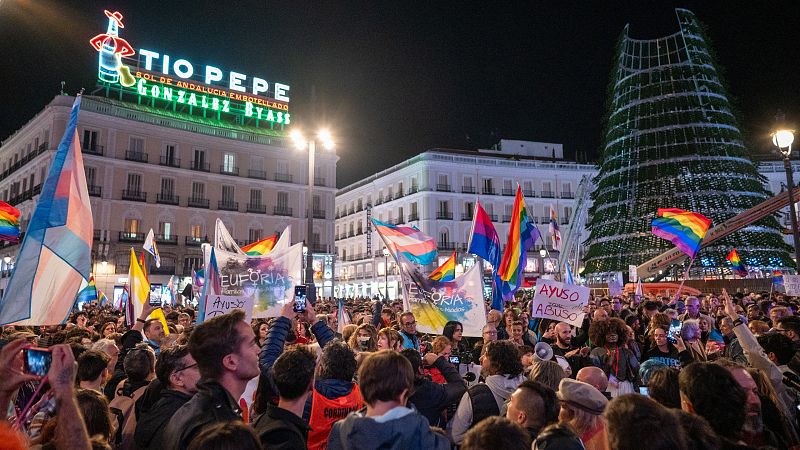 Más de mil personas protestan en Madrid contra la reforma de Ayuso de las leyes LGTBI: "Ni un paso atrás"
