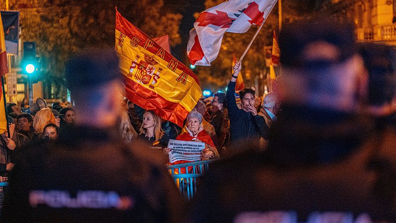 Undécima jornada de protestas contra la amnistía en Ferraz: cae la afluencia el mismo día que se registra la ley