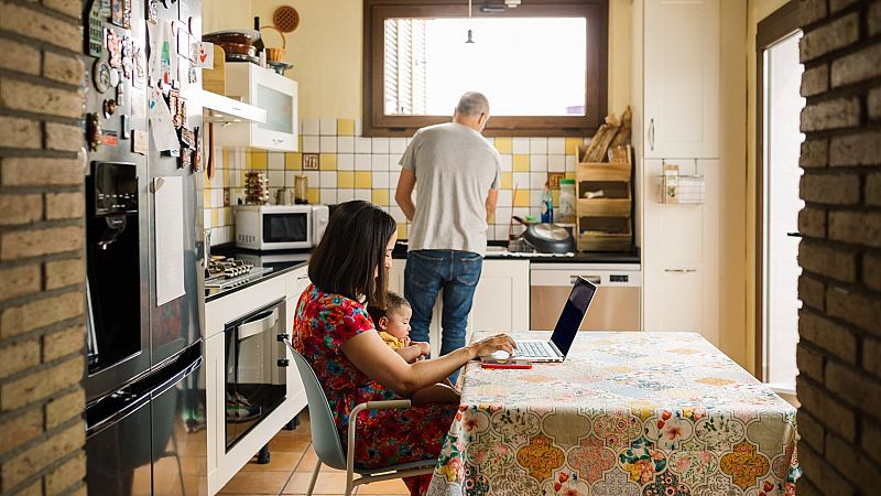 Un 25% de la población vivía en 2021 en hogares con gastos superiores a sus ingresos, según el Banco de España
