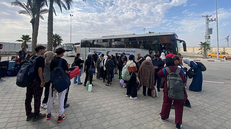 Un segundo grupo de 74 hispano-palestinos están de camino a El Cairo tras salir de Gaza por el paso de Rafah