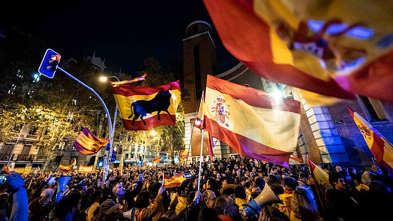 Duodécima concentración en la sede madrileña del PSOE en la víspera de la investidura
