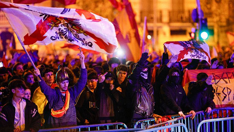 La decimotercera manifestación en Ferraz congrega a unas 2.000 personas el primer día del debate de investidura