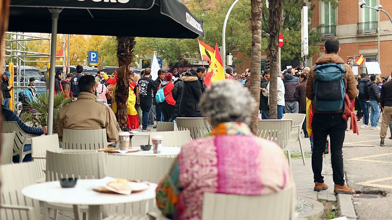 Una terraza con vistas a las protestas durante la investidura de Pedro Sánchez: "Esto no se había visto nunca"