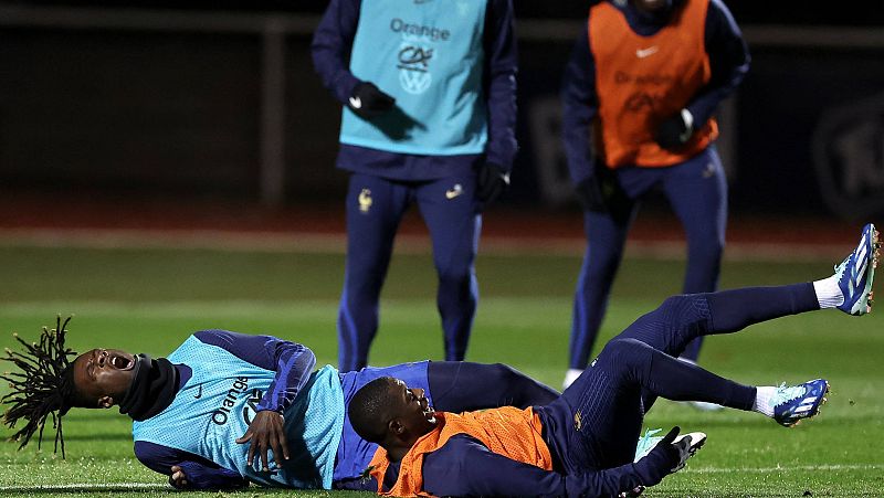 Camavinga sufre un esguince en la rodilla derecha tras un golpe con Dembelé