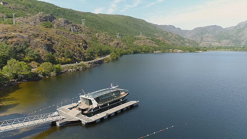 As es la '5 Zero Energy' del crucero cientfico que surca el Lago de Sanabria, primer catamarn elico-solar del mundo