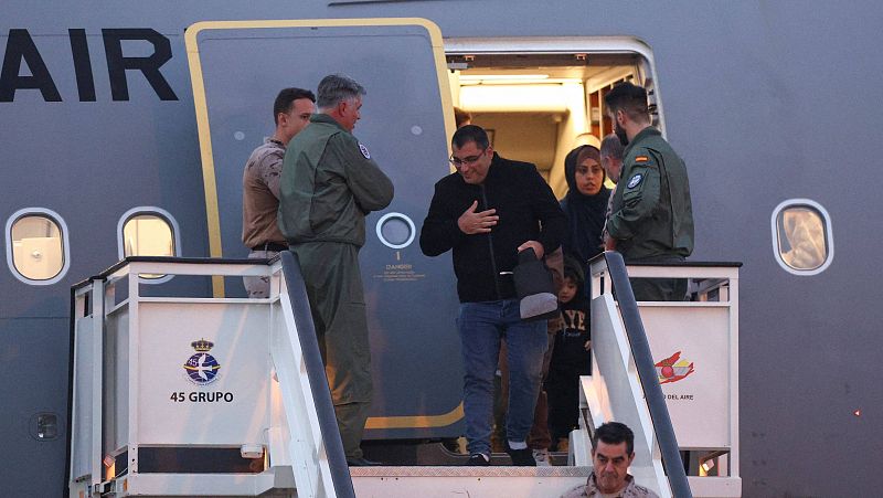Aterriza en Madrid el avión con 139 hispanospalestinos evacuados desde Gaza
