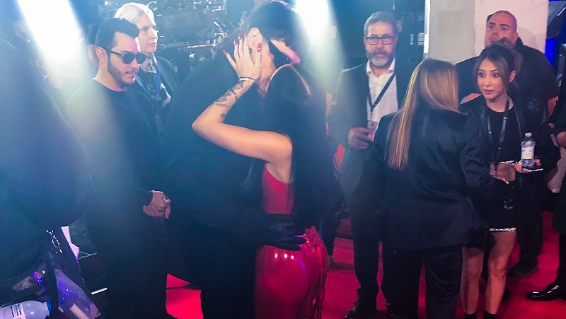 Del beso de Nicki Nicole y Peso Pluma a las negociaciones de la alfombra roja: lo que no se vio en los Latin Grammy