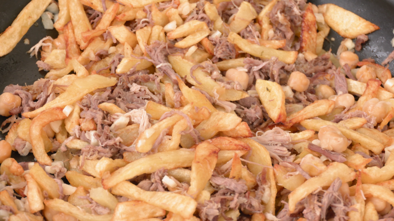 Receta de ropa vieja con patatas fritas: ¡la mejor para aprovechar las sobras del cocido o puchero!