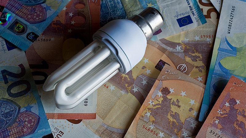 El precio de la luz cuesta este sábado diez veces más que hace una semana y se sitúa en los 89,05 euros/MWh