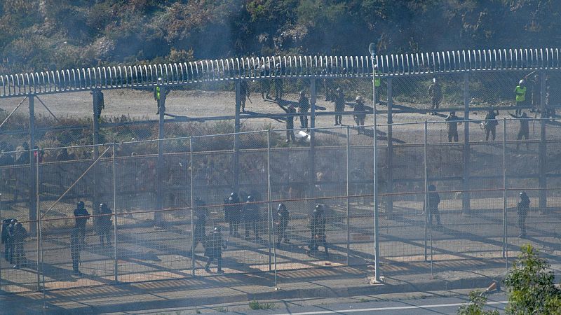 Marruecos aborta un intento de salto a la valla fronteriza de Ceuta de 1.000 personas, el tercero en el último mes