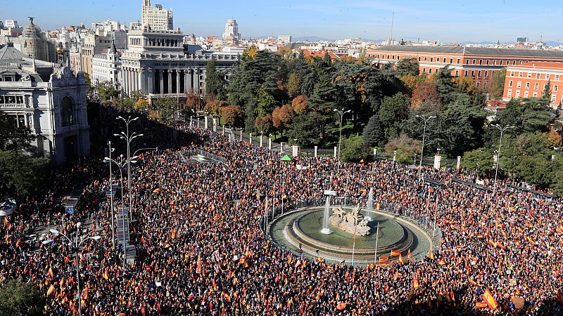 Resumen del 18 de noviembre sobre la investidura de Snchez: Centenares de manifestantes intentan llegar a Moncloa y cortan la A-6