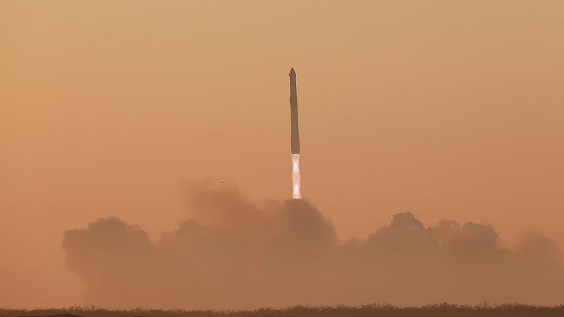 El cohete Starship de SpaceX despega con éxito, pero explota minutos después del lanzamiento