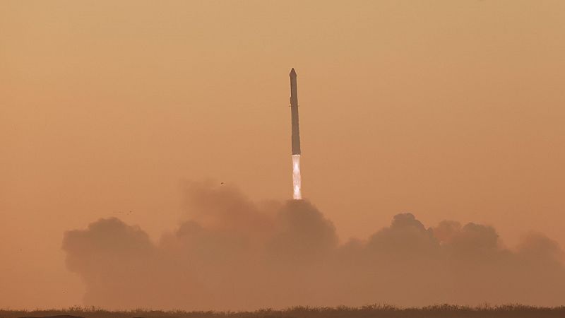 El cohete Starship de SpaceX despega con éxito, pero explota minutos después del lanzamiento