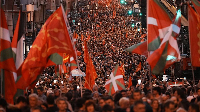 Miles de personas convocadas por EH Bildu salen a la calle en Bilbao para reivindicar la "naci�n" vasca