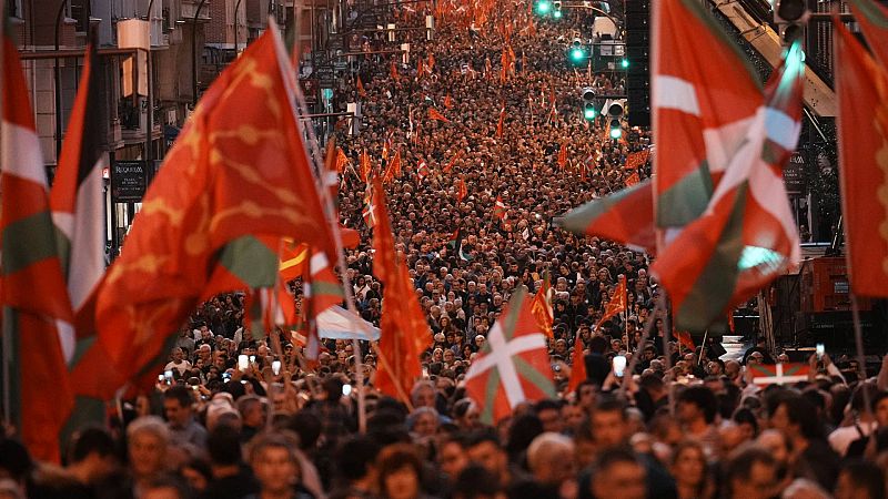 Miles de personas convocadas por EH Bildu salen a la calle en Bilbao para reivindicar la "nación" vasca
