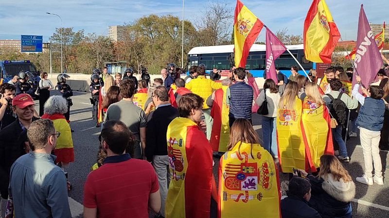 Varios centenares de manifestantes contra la amnistía cortan la A-6 para dirigirse al Palacio de la Moncloa