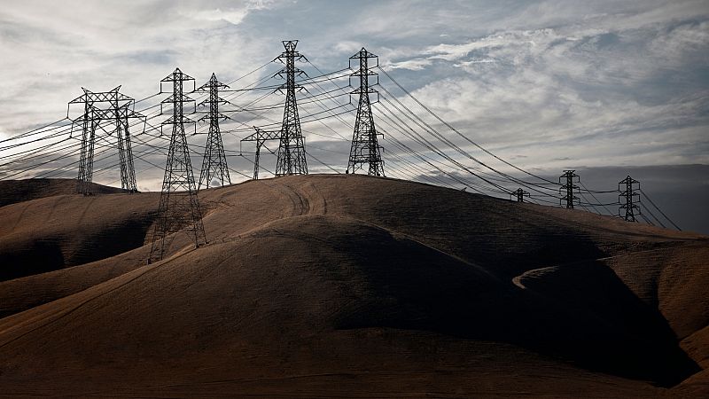 El precio de la luz cae este martes un 56,4%, hasta los 41,05 euros/MWh