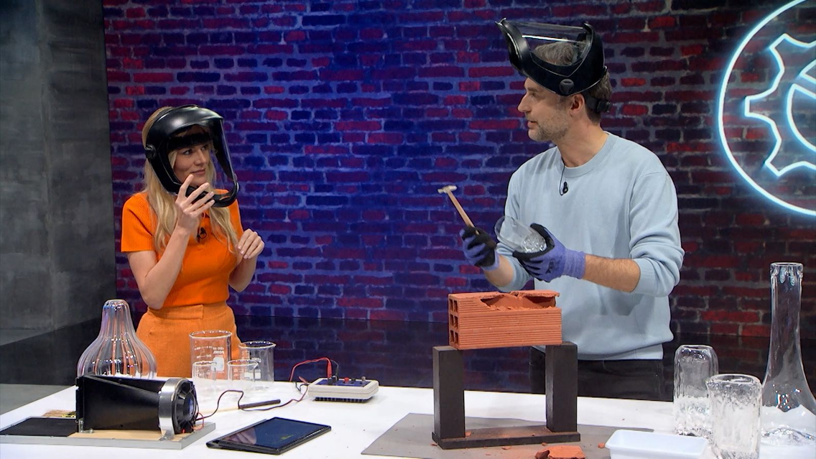 Se puede romper un ladrillo con un vaso de vidrio