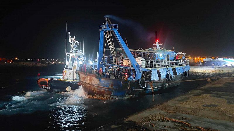 Muere una niña de dos años y ocho migrantes desaparecen tras un naufragio en Lampedusa