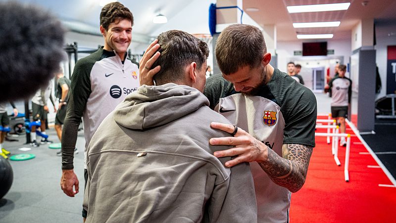 Un emocionado Gavi visita por sorpresa el entrenamiento del FC Barcelona