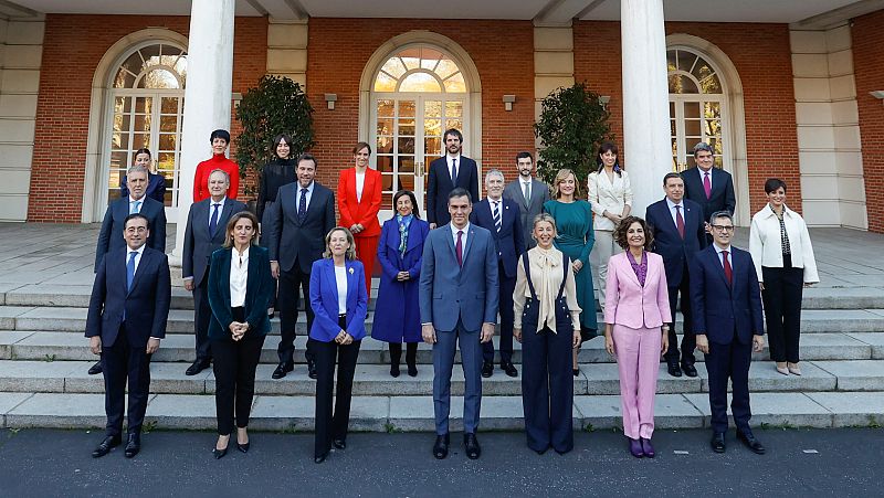 Sánchez reúne por primera vez a su Consejo de Ministros y se hacen la 'foto de familia' en La Moncloa