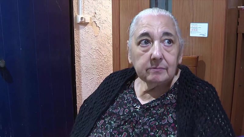 Vecinos y activistas logran suspender el desahucio al que se enfrentaba una mujer de  78 años por no pagar 88 euros