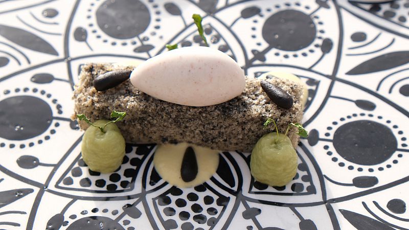 Receta de bizcocho de huitlacoche, untuoso de maz y helado de harissa de MasterChef Celebrity 8