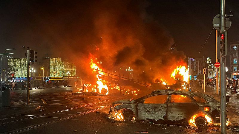 Disturbios de grupos de "extrema derecha" en Dublín tras un apuñalamiento que deja cinco heridos