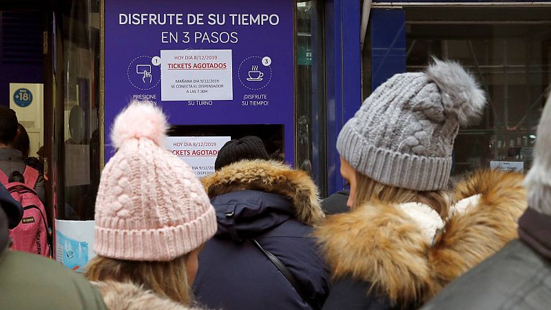 Los números 2.695 y 3.695 de la Lotería de Navidad se agotan tras la predicción de ChatGPT