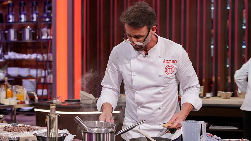 MasterChef Celebrity 8 | Álvaro Escassi llora al recordar a su madre: "Ella falleció estando yo en el programa"