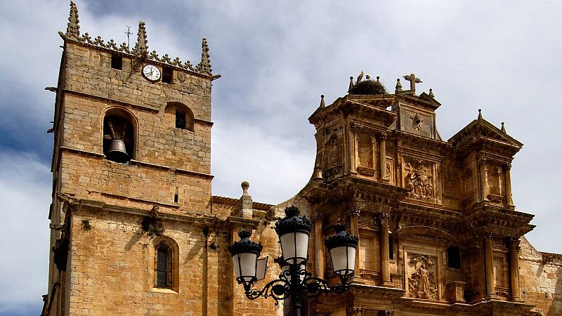 La Petra burgalesa: Gumiel de Izn se llena de turistas por el parecido de su iglesia con la ciudad arqueolgica de Jordania