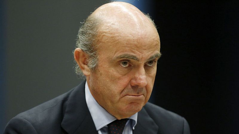 De Guindos señala a los bancos españoles por "quedarse atrás" a la hora de retribuir los depósitos