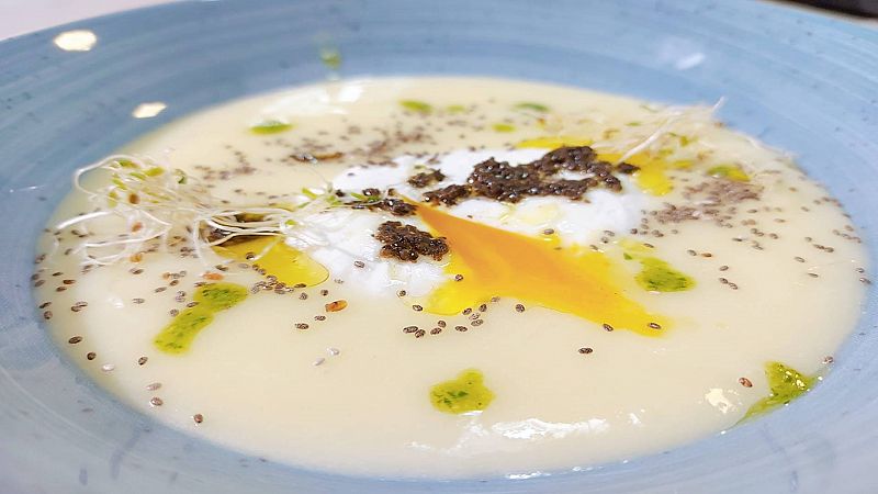 Receta de huevo escalfado con crema de puerro del chef Sergio Fernndez