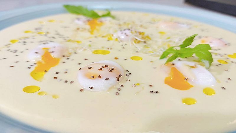 Ajoblanco de aguacate con huevos de codorniz. ¡Delicioso y nutritivo aperitivo con huevo!