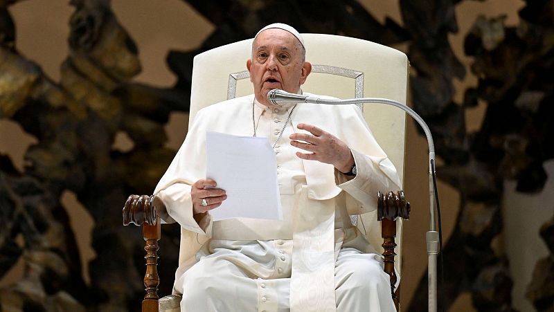 El papa sigue estable pero con "inflamación pulmonar" y sin fiebre, según el Vaticano
