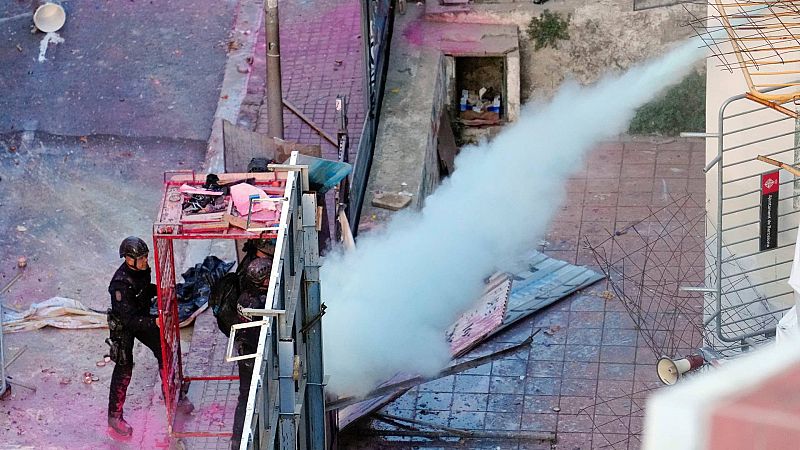 Detenidas siete personas en el desalojo de las casas okupadas en La Bonanova de Barcelona