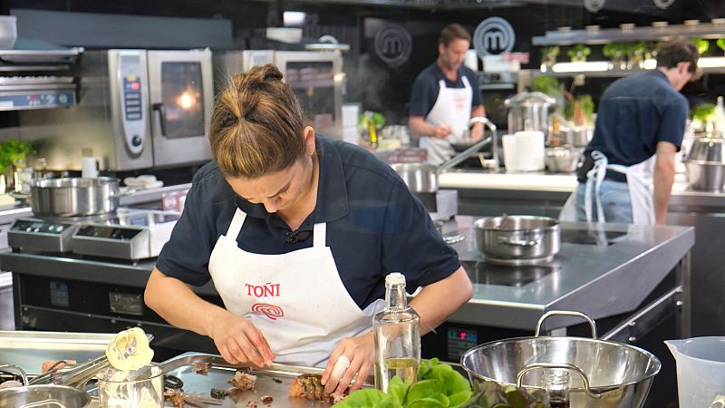 MasterChef Celebrity 8 | Toñi Moreno, una luchadora: se quema y se corta pero entrega sus platos