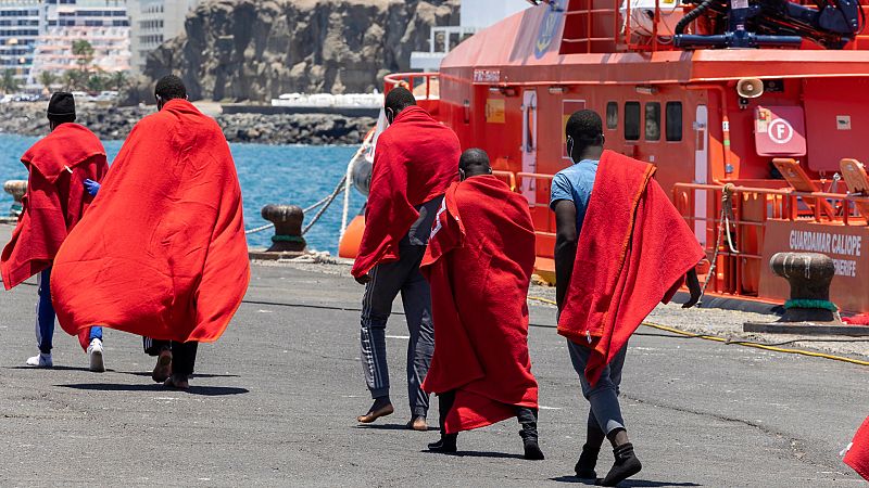 Tres personas mueren en una travesa a 450 km de Las Palmas y otras 55 son rescatadas de una zdiac antes de hundirse