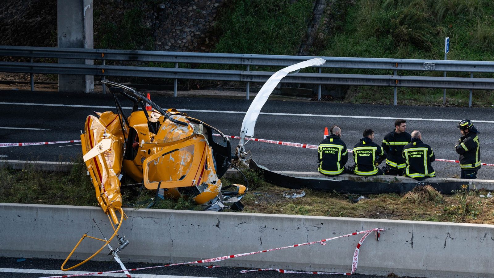 Un helicóptero se estrella en la M-40 en Madrid y deja tres heridos leves