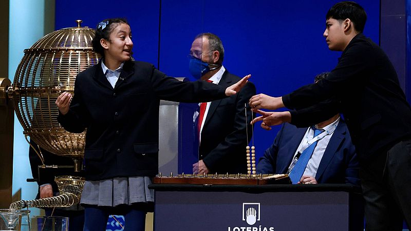 Cinco polémicas de la Lotería de Navidad: de los errores al cantar los premios a los líos con las bolas
