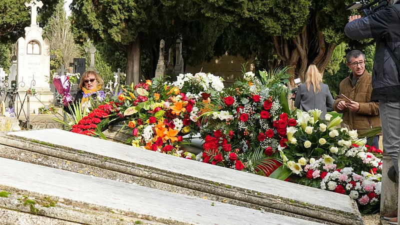 Miles de ciudadanos aplauden y homenajean a Concha Velasco en su último adiós en Valladolid