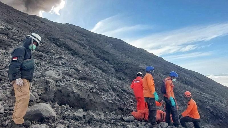 Asciende a 22 la cifra de muertos por la erupción del volcán Marapi en Indonesia